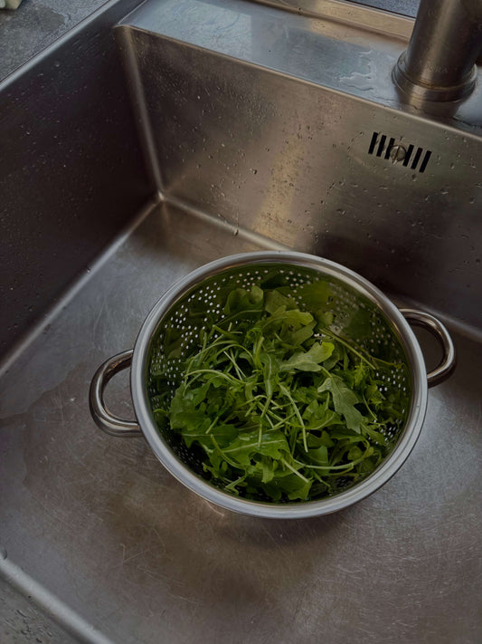 Rustfrit stål dørslag – rummeligt og praktisk til hurtig afdrypning af pasta, grøntsager og bær. Stilfuldt og funktionelt design.